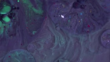 Mürekkep damlası. Kabarcıklar akar. Soyut sanat arka planında odaksız yeşil, kırmızı, renkli, parlak, yağlı boya emülsiyon dairesi..