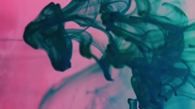 Pigment dumanı. Su damlacıklarını boya. Renk damlatan kıvırcık akışı çözünmüş pembe sıvı. Turkuaz sanat dumanı girdap karışımı arkaplan dokusu.