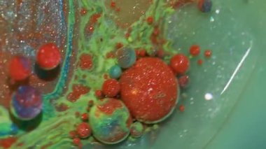 Akrilik pigment. Mürekkep döküldü. Odaklanmamış kırmızı mavi renkli parlak turuncu su kabarcıkları soyut yaratıcı arka planda yüzüyor..