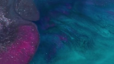 Parlak parlak mürekkep. Görüntü efekti. Soyut koyu siyah arkaplan üzerinde yüzen odaksız pembe mor renkli sıvı dokusu.