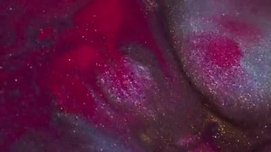 Parlak mürekkep. Görüntü soyut ışıltı. Odaklanmamış kırmızı mor renkli su pulu gri sıvı Bokeh koyu siyah arkaplan üzerinde hareket ediyor.