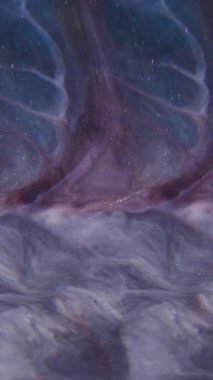 Dikey video. Mercek sıvısı. Parıltı karışımı bulanık. Mistik ışıldayan sıvı gri siyah boya akışı. Odaklanmamış fraktal renk soyut arkaplan.