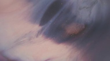 Görüntü dalga yayıyor. Akrilik mürekkep. Odaklanmamış pembe kırmızı renk ışıl ışıl parlayan sıvı doku soyut sanat arka planına dökülüyor..