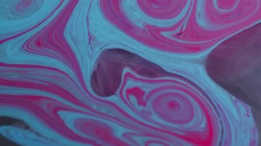 Dönen mürekkep sıvısı. Akrilik pigment. Soyut sanat eserlerinin yaratıcı arka planında dönen mavi mor renkli su mermeri sıvısı karışımı..