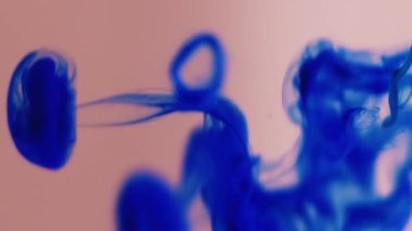 Pigment dumanı. Su damlacıklarını boya. Mavi damlayan karışım çözünmüş şeftali suyu. Renk sanatı kimyasal reaksiyon dumanı arkaplan dokusunu karıştırır.