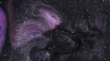 Parlak dalga. Mürekkep sıvısı. Odaklanmamış pembe renk sıçratan sim dokusu soyut koyu siyah sanat akrilik zemin üzerinde yüzüyor..