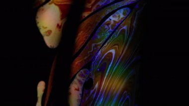 Mürekkep karışımı bulanık. Floresan eğrisi. Sabun emülsiyonunun soyut arka planında parlaklık gradyanı. Gece su damlası yağlı boya parıltısı.