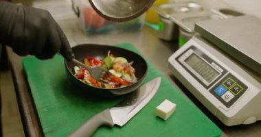 Mutfak süreci. Salata pişiriyorum. Şef taze sebze peyniriyle geleneksel yemek yapıyor. Kafeterya mutfağında sağlıklı vejetaryen yemeği.