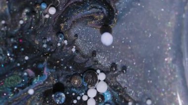 Parlak köpük dokusu. Yağlı boya pigmenti. Odaklanmamış mavi beyaz altın rengi ışıltılı sıvı baloncuklar soyut arkaplanda yüzer.