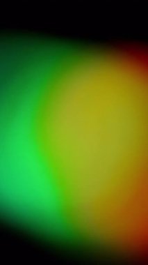 Dikey video. Retro titreşim bulanıklığı. Spektrum lens. Eski film ışığı kırılması, güneş ışınları parlaklığı arka plan. Nostaljik prizma parlaklığı sinematik örtüşme.