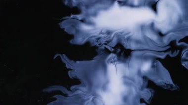 Mürekkep lekesi. Bulanık parlak damlalar. Odaksız mavi gümüş sıçrama su dokusu akrilik akış sıvısı soyut sanat koyu siyah arkaplan üzerine.