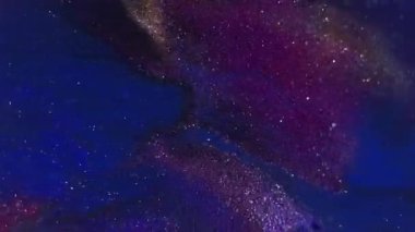 Boya karışımı. Bulanık ıslak mermer. Odaklanmamış mavi altın rengi desen sıvısı soyut koyu siyah arkaplanda yüzüyor..