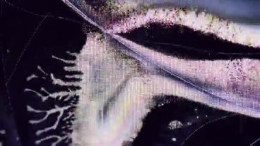 Aktarım hatası. Elektronik eserler. Mavi mor renkli gökkuşağı kırık dalga fütüristik dijital sıvı koyu siyah soyut bokeh arkaplan üzerine damlıyor.