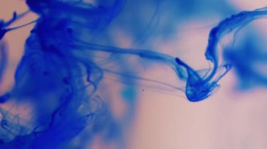 Boya buharı damlası. Mürekkep karışımı. Mavi yeşil sis girdap dokusu bulanık su akıntısı. Yüzen pigment sis fantezi soyut arkaplan.