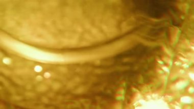 Odaklanmamış titreşim arkaplanı. Optik ışıltı. Sarı turuncu renk. Sıcak gökkuşağı. Sanatın parlak gölgesi..