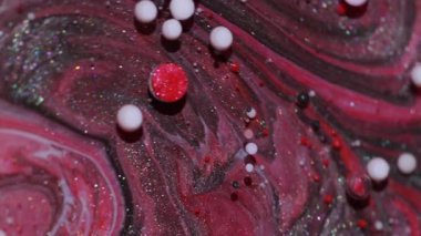 Boya sıvısı. Sıvı arka plan. Mermer su yuvarlak yağ dokusunda koyu kırmızı kestane rengi mürekkep yaratıcı sanat soyutlamasına akıyor..