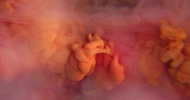 Bulanık renk pigmenti. Sis mürekkebi karışımı. Odaklanmamış turuncu toz lensleri parlayan gökkuşağı bulutları soyut sualtı arka planına yayılıyor..