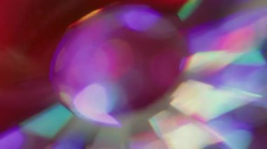 Gökkuşağı ışığı söndü. Yuvarlak parıltı. Karanlık arka planda floresan renkli kaleydoskop. Holografik neon küre optik etkisi.