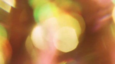 Bulanık kristal parıltı. Yansıma ışını. Gradyan renkli kıvılcım hareketi. Döndürme sarı yeşil parlaklık soyut odaklanmış arkaplan.