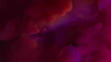 Sanat sisi. Hipnoz sıvısı. Mor kırmızı turuncu puf, kıvrımlı kıvrımlı, soyut mürekkep parlayan su karışımı. Renk bulanık parlak gökkuşağı ışın arkaplanı.