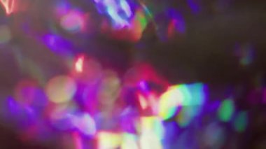 Yanardağ sızıntısı. Spektrum parıltısı. Siyah arka planda dönen renkli neon ışınları. Soyut gökkuşağı mor kırmızı bulanık yansıması.