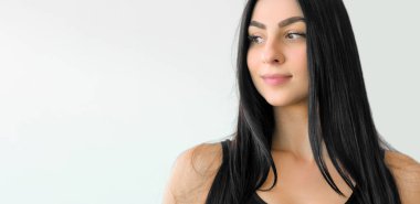 Genç cazibesi. Manken kız. Yüzü sağlıklı, makyajsız bir kadının doğal portresi. Beyaz tenli çekici bir kadın..