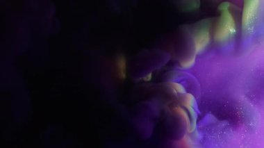 Boya karışımı. Parıltı dalgası. Mor menekşe yeşili duman, ışıldayan soyut ışına yayılmış. Siyah arkaplan gökkuşağı dumanı.