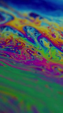 Dikey video. Bulanık boya karışımı. Psikedelik boya akışı. Çok renkli, sıvı, canlı dalga pigmenti arkaplanı. Soyut eğimli benzin sıvısı.