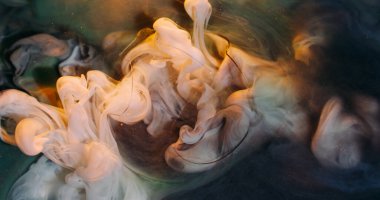 Mürekkep sisi dalgası. Pırıltılı sis. Soyut akrilik sanat arkaplanına yayılan odaksız pembe renk kırık cam gökkuşağı bulutu damlası.