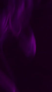 Dikey video. Akrilik duman. Boya dokusu. Odaklanmamış mor neon rengi duman dumanı soyut koyu siyah arkaplanda dönen dumanlı sis.