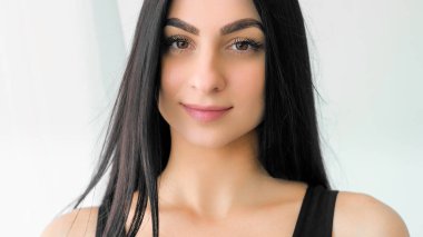 Sağlıklı ten rengi. Yüz sağlığı. Uzun saçlı, gülümseyen güzel bir kadın. Çekici kız suratı, beyaz tenli..