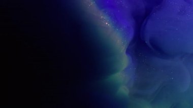 Köpüklü sıvı. Mürekkep buharı. Mavi yeşil çözünmüş akıntı, su menekşesinde çözünüyor. Soyut renk kurgu, duman damlası sızıntısı dokusu.