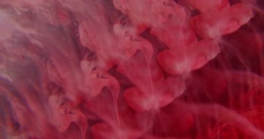 Bulanık duman patlaması. Mürekkep lekesi. Suyun altında çözünen parlak kırmızı boya. Sanat kaleydoskopik prizması soyut arkaplana damlıyor.