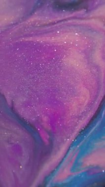 Dikey video. Mürekkep lekeleri. Dalgalanma sıçraması. Odaklanmamış mor pembe renk su ışıl ışıl desen soyut yaratıcı arkaplana yayılıyor.