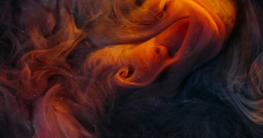 Mürekkep buharı düşer. Parıltı dumanı. Odaklanmamış pembe turuncu parlak gökkuşağı kırık camları soyut koyu siyah bokeh arka planda yayılıyor..