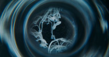 Haze akışı bulanık. Pigment sıçraması. Suda yüzen mavi gri boya lekesi. Bulut yuvarlak halka parlayan çerçeve soyut renk buhar siyah arkaplan.