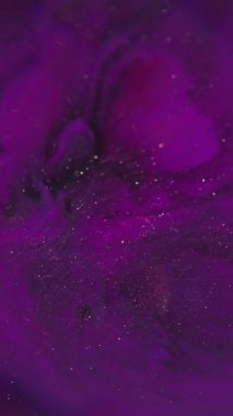 Dikey video. Pırıl pırıl. Sıçrama sıvısı. Odaklanmamış pembe neon rengi mürekkep. Soyut yaratıcı ışık arkaplanı üzerinde yüzen koyu siyah parçacıklar..