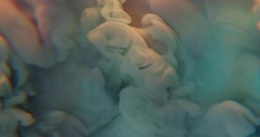 Buhar dalgası. Mürekkep dokusu karışımı. Bulanık mavi gökkuşağı bulutu simleri akrilik ışıltılı parçacıklar soyut sanat arka planına yayılıyor.