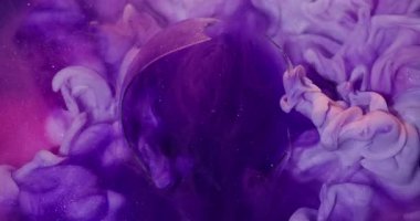 Mürekkep dumanı akıyor. Parıltı buharı. Bulanık mavi pembe parlak pigment sıçrama bulutu su altı soyut arka planda kırık cam.