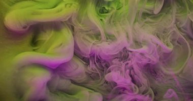 Su altı dumanı. Sanat buharı. Odaklanmamış sarı mor renkli mürekkep dokusu soyut akrilik parlak arkaplan üzerine yayılan bulut sıçraması.