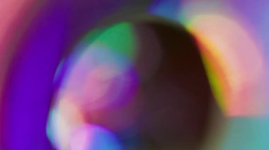 Disko objektifi. Kaçak aydınlatma. Siyah üzerine neon rengi küre kaleydoskop dönüşü. Mor kırmızı yeşil soyut bulanık arkaplan.