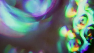 Bulanık prizma. Sanal işaret fişeği. Siyah arka planda neon renkli parlaklık. Spektrum kaleydoskop küresi soyut bokeh etkisi.