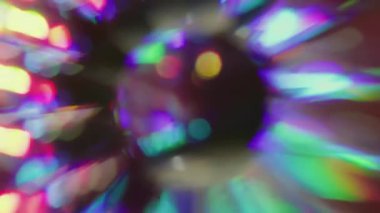 Prizma patlaması çözüldü. Dairesel ışıltı. Gökkuşağı renginde parıldayan küre ışıldıyor. Neon lens soyut mor kırmızı yeşil bulanık arkaplan.