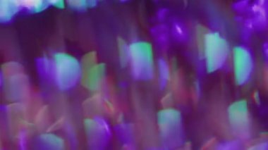 Odaklanamayan holografik ışıltı. Kaçak aydınlatma. Neon rengi fraktal parıldayan kaleydoskop dönüşü. Mor kırmızı yeşil soyut bulanık arkaplan.