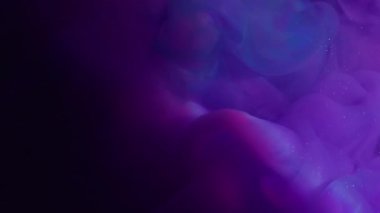 Renkli mürekkep. Parlak karışım. Mavi mor menekşe patlaması parıldayan sıvı bulut karışımı. Gizemli koyu bulanık soyut sıvı doku arkaplanı.