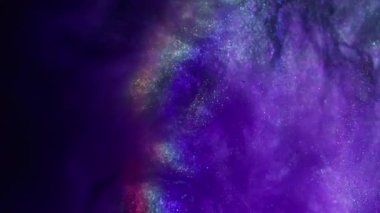 Işıldayan akış. Parlak sıvı. Siyah arka planda yayılan mor renkli ışıltı. Renkli gökkuşağı hafif kemer mürekkebi soyut harmanlanmış neon suyu.