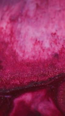 Dikey video. Parıltı dalgası. Köpüklü sıvı. Odaklanmamış pembe kırmızı renk parıldayan doku soyut sanat arkaplanı sıçrıyor.