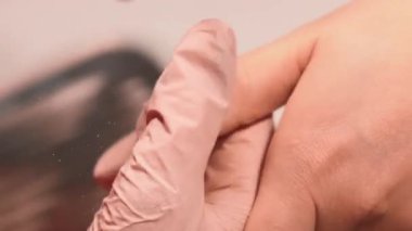 Kurul kullanıyor. Tırnak bakımı. Profesyonel manikürcü. Kadın müşterileri dosyalıyor. Güzellik salonunda akrilik parmak..