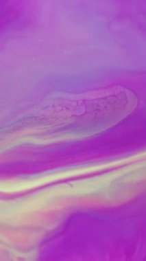 Dikey video. Akrilik sıvı. Boya sıvısı. Odaklanamayan mor mavi renkli ışıltılı su pigmenti soyut yaratıcı arka planda.