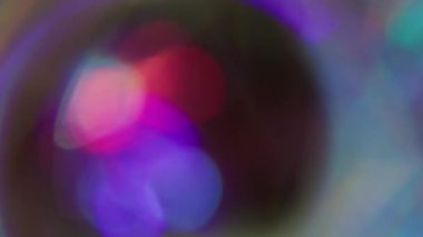 Alev girdabı çözüldü. Sanal parıltı sızıntısı. Gece arkaplanındaki spektrum rengi pırıltısı. Mor kırmızı neon bulanıklığı soyut ışık.